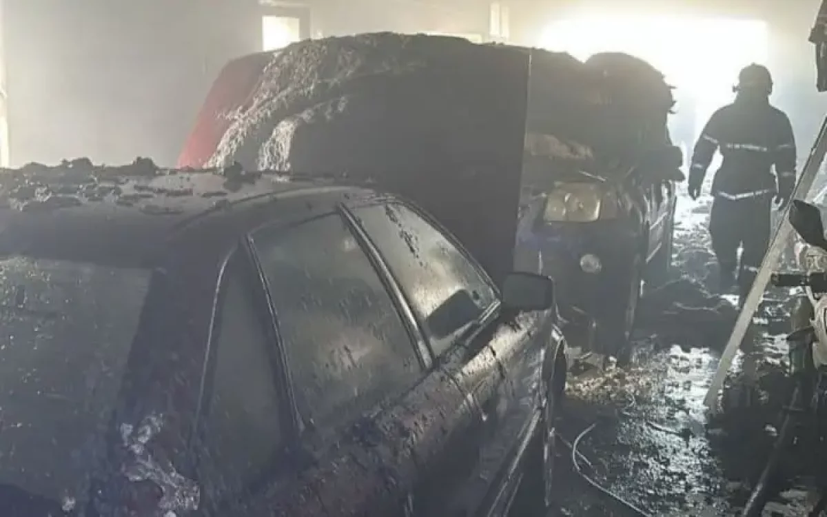 Шахтинскіде гараж өртеніп, 6 көлікке зақым келді