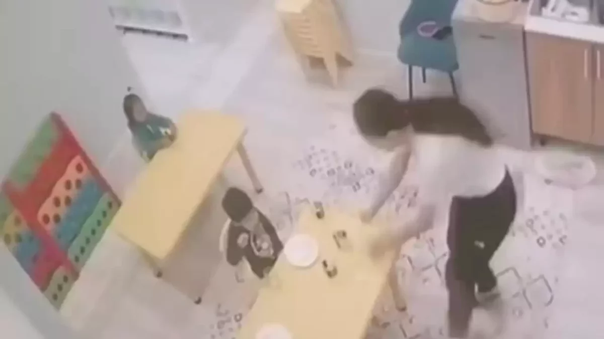 Астанада балабақша қызметкері балаға тамақтың қалдығын берген