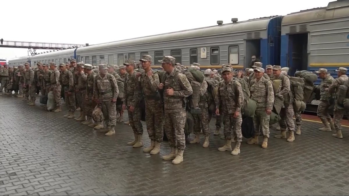 Әскери қызметшілер тасқыннан зардап шеккен өңірлерден оралып жатыр