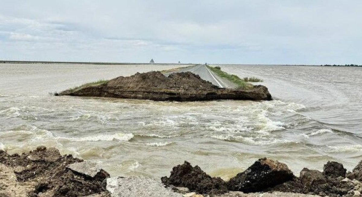 Из-за большего количества воды восстановить дорогу в Сарытогае пока невозможно, - оперштаб Атырауской области