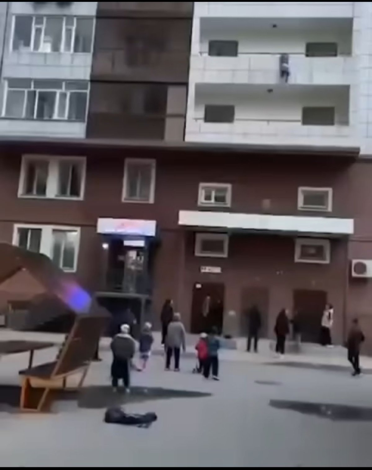 7-сынып оқушысы жоғары қабаттан құлап бара жатқан баланы құтқарып қалды