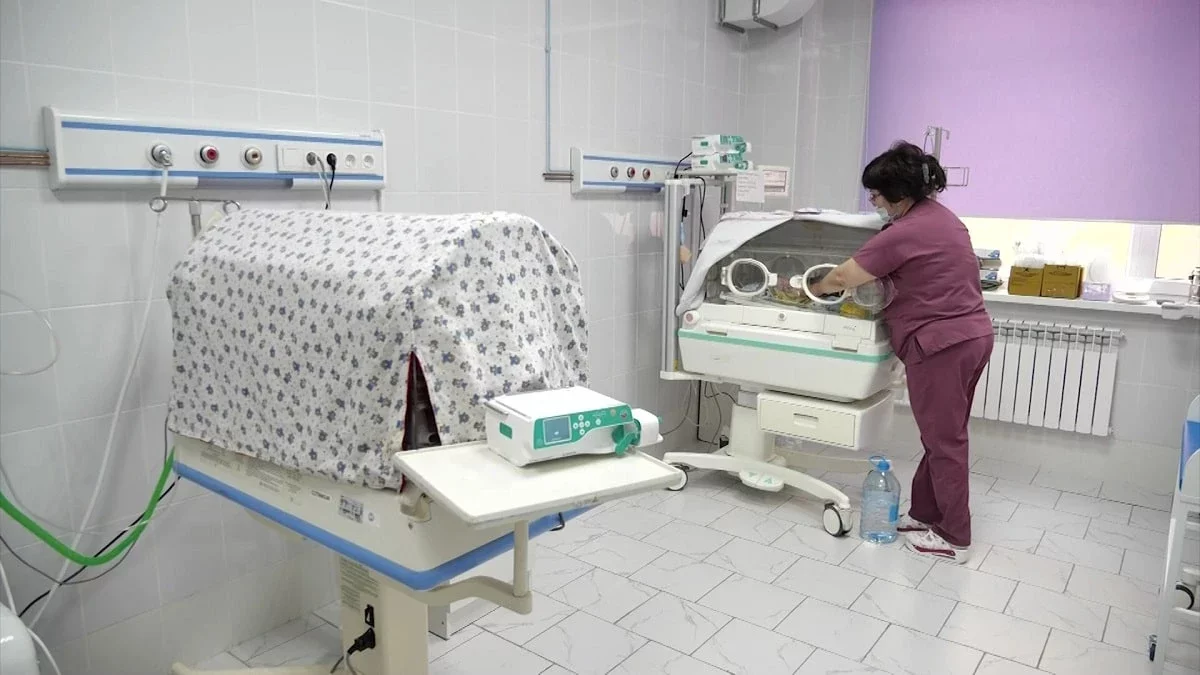 Сәби өлімі: қос бірдей жақынынан айырылған ана дәрігердің салғырттығына наразы