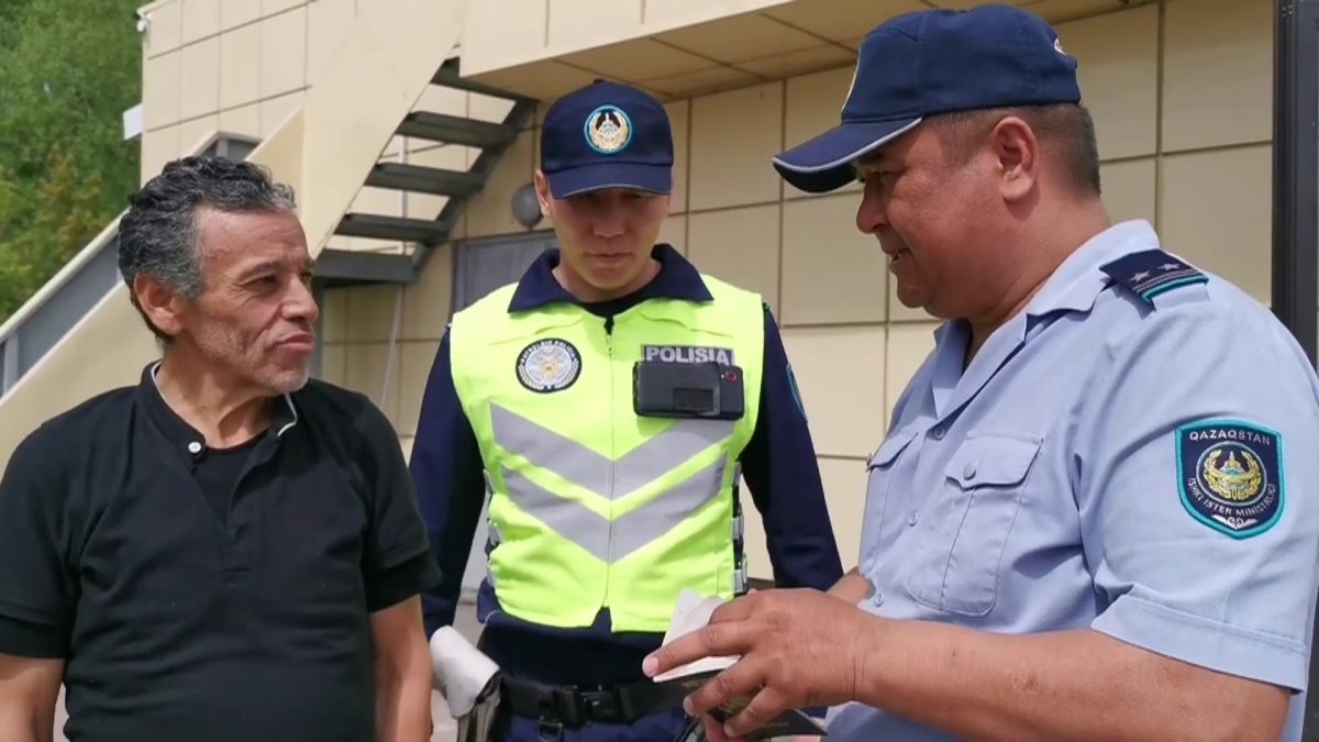 Полицейские СКО спасли от дождя мексиканского путешественника