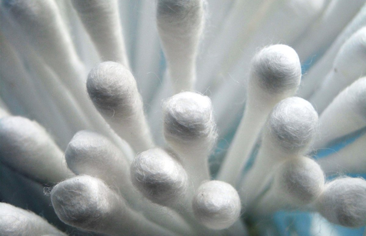 Мужчина оглох после чистки ушей ватными палочками