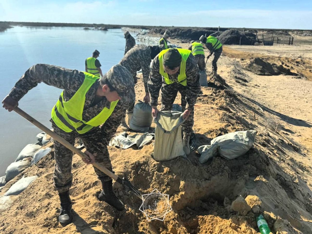 Разрыв дамбы устранили в селе Атырауской области, откуда ранее эвакуировали жителей