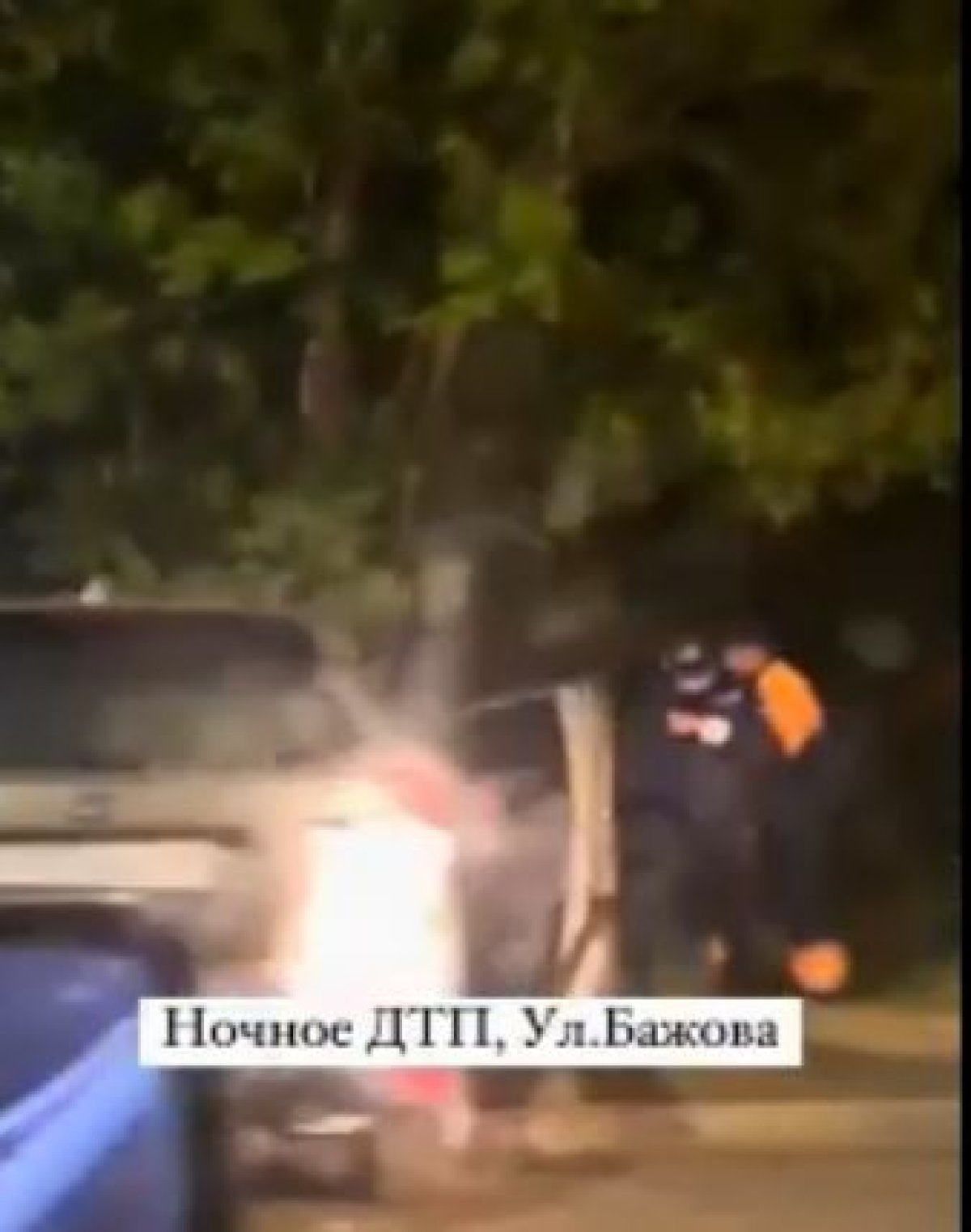 Өскеменде көлік ағашқа соғылып, 1 адам көз жұмды