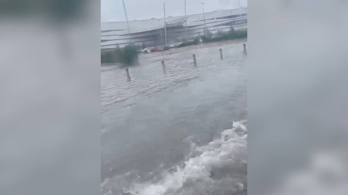 Астанада жаңбыр суынан бір көшеде қозғалыс тоқтады