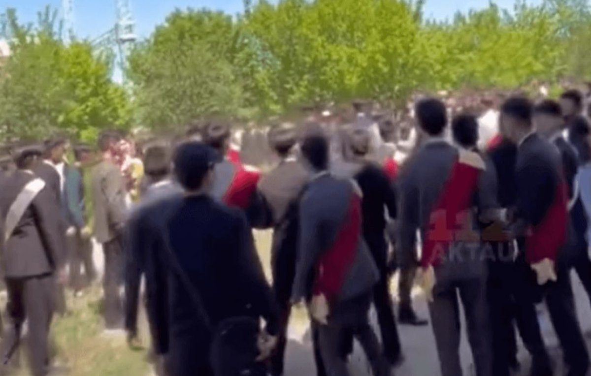 Маңғыстау облысында төбелес шығарған түлектердің ата-аналары кешірім сұрады