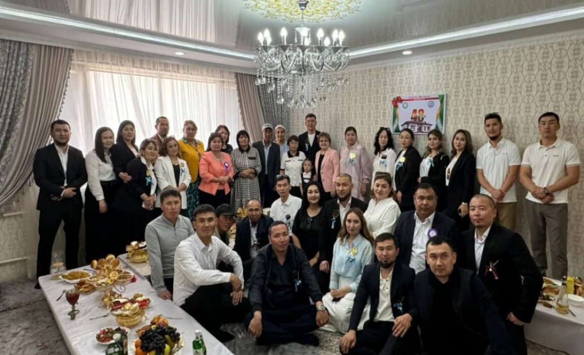 Жаңаөзенде түлектер 20 жылдан соң ұстаздарына пәтер сыйлады