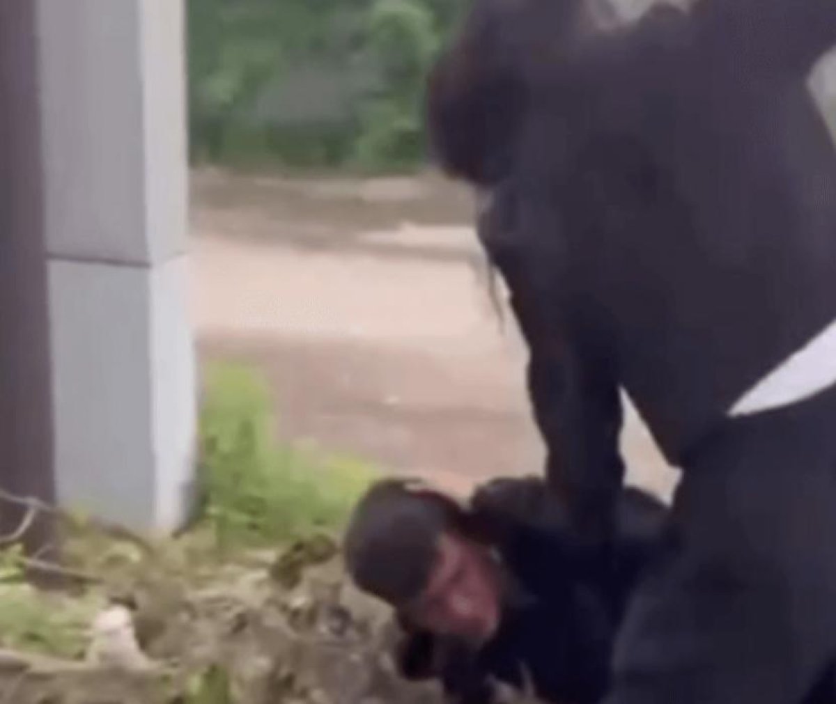 Алматыда екі жас қыз жігітті аяусыз ұрып-соққан