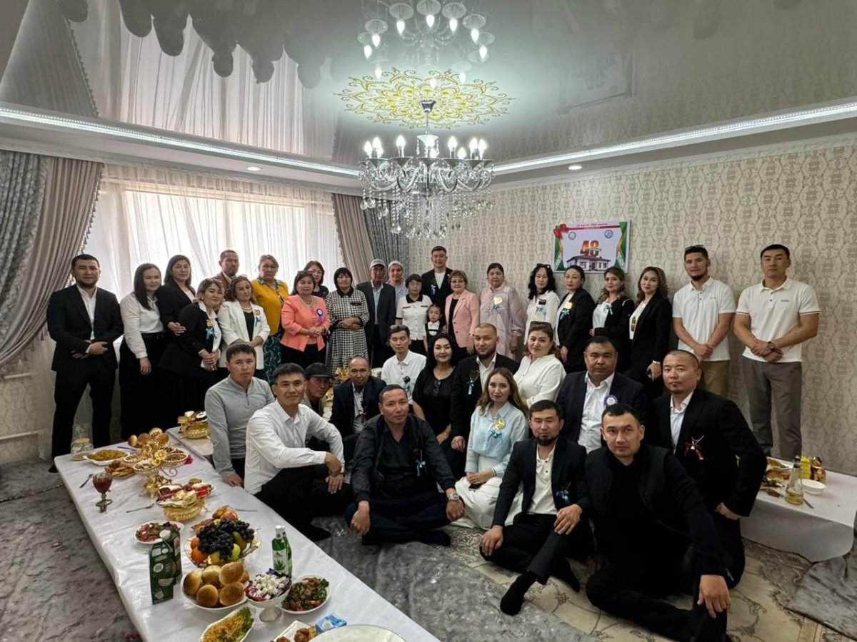 Жаңаөзендік түлектер ұстазына пәтер сыйлады