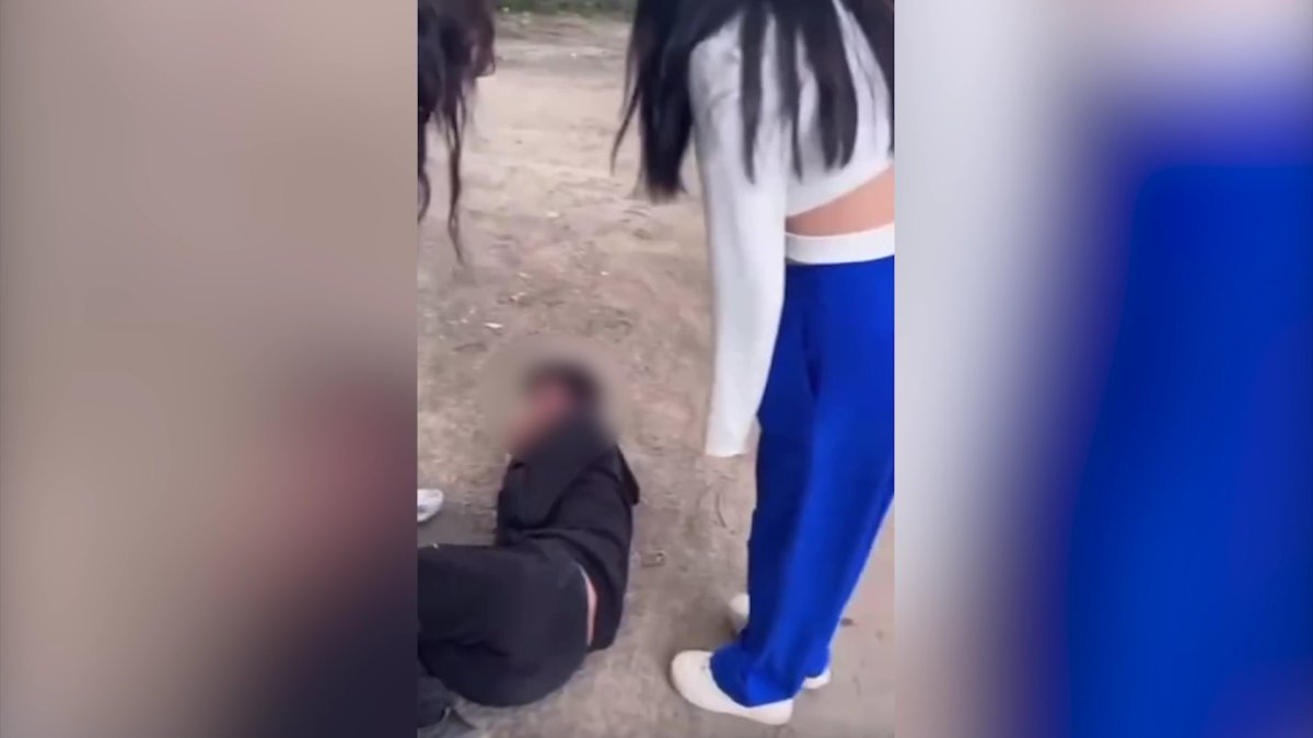 Алматыда мектеп бітірген қыздар жігітті ұрып, видеоға түсірген