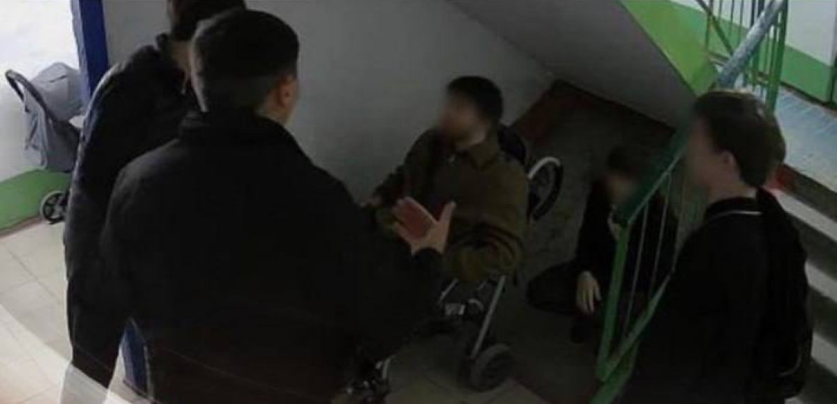 Молодые люди сломали инвалидную коляску ребёнка ради потехи в Караганде