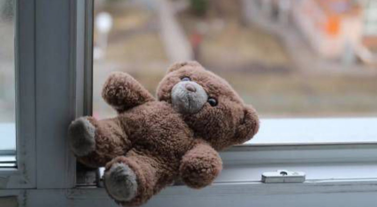 Ребенок выпал из окна многоэтажки в Мангистауской области