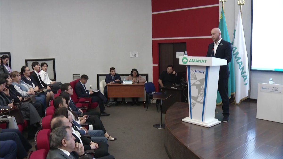 В Алматы члены партии «AMANAT» отчитались перед населением о проделанной работе