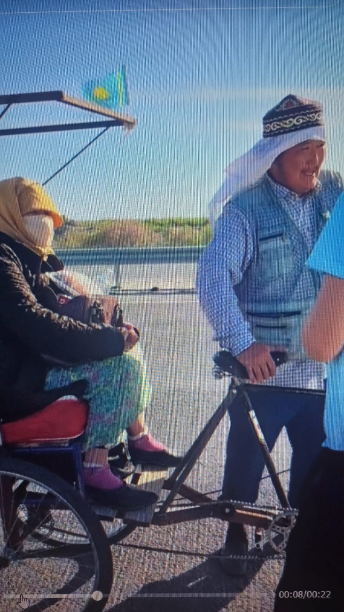 "Апаға қиын ғой". Әпкесін Меккеге арбамен жаяу апара жатқан жолаушының видеосы қызу талқыға түсті