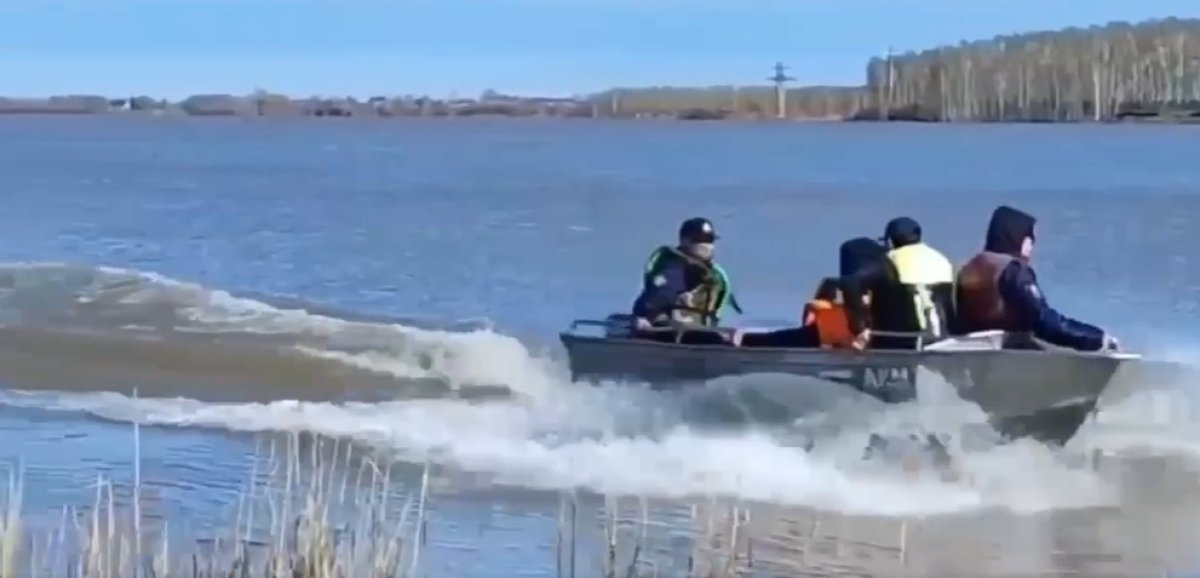 Жители отрезанного водой села в СКО добираются до работы на спасательных лодках (ВИДЕО)