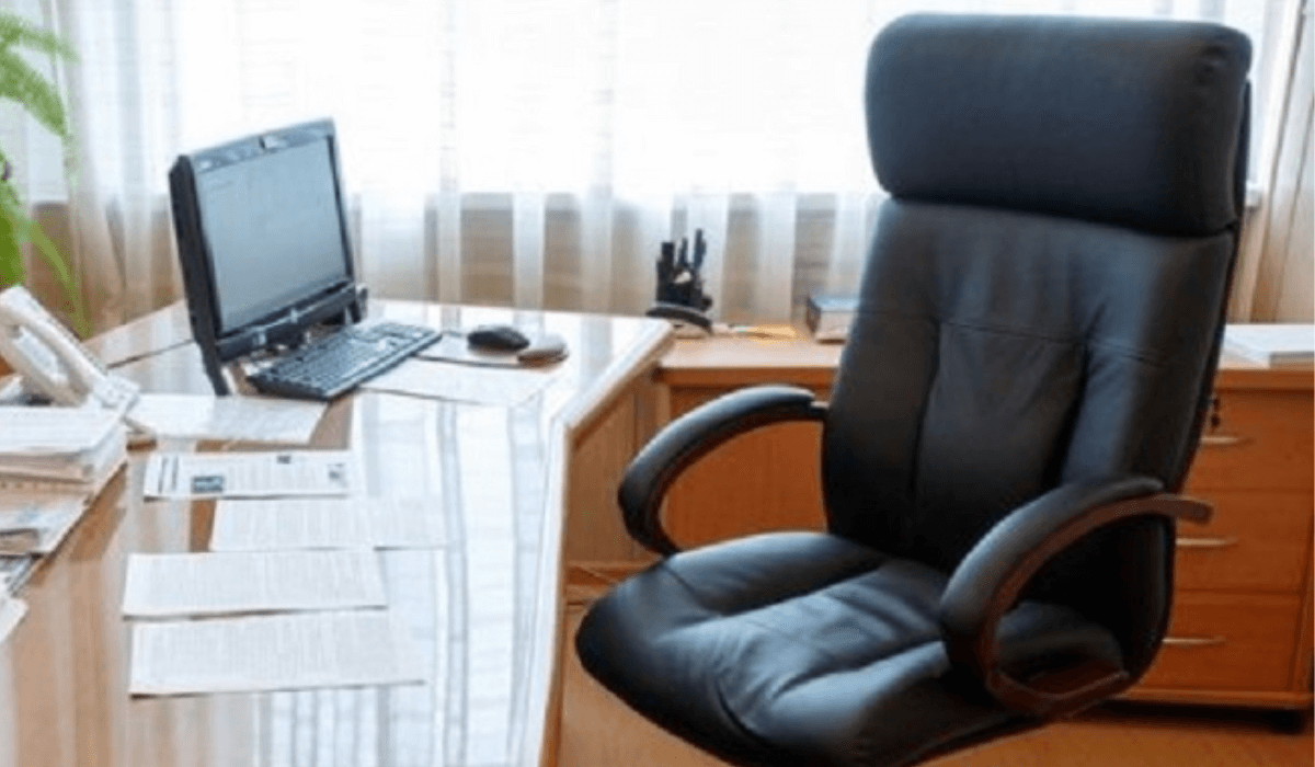 Дәретханадағы төбелестен кейін оқушысы қайтыс болған мектептің директоры жұмыстан қуылды