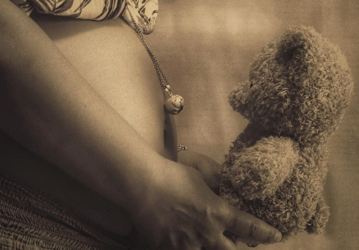 Хотел узнать пол: мужчина серпом вскрыл живот беременной жене