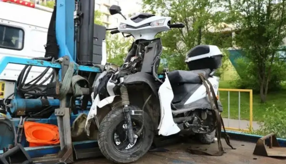 Алматыда мопед жүргізушісі жүк көлігінің астына түсіп, мерт болды