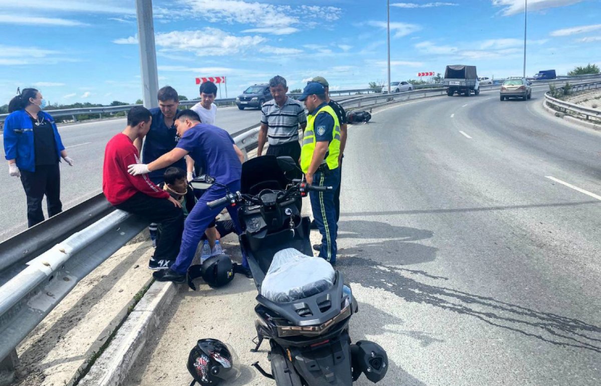 Несовершеннолетний мопедист «влетел» в отбойник кольцевой дороги в области Абай