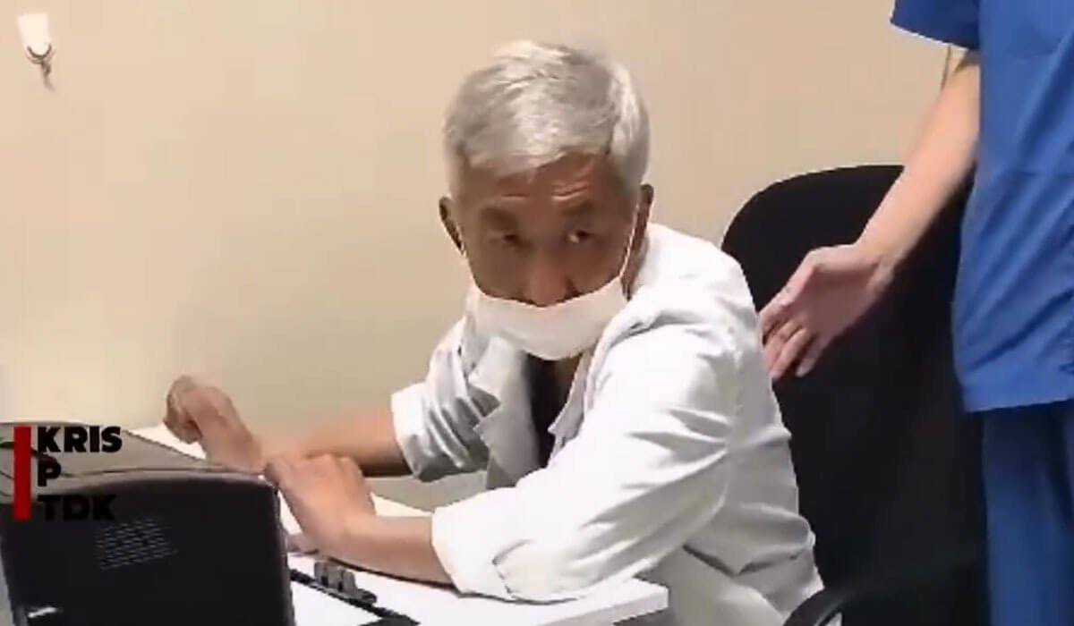 «Қалтырап әрең отыр»: Талдықорған қаласында балаларды мас дәрігер қабылдаған