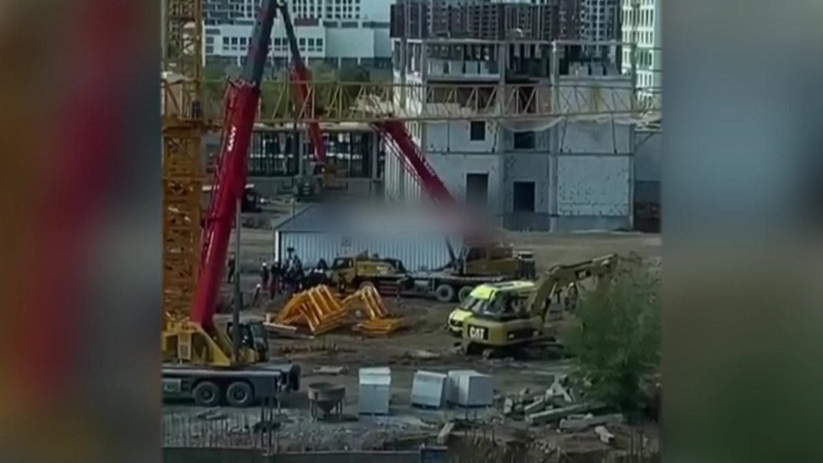 Астанада ер адам құрылыс кранынан құлап, көз жұмды