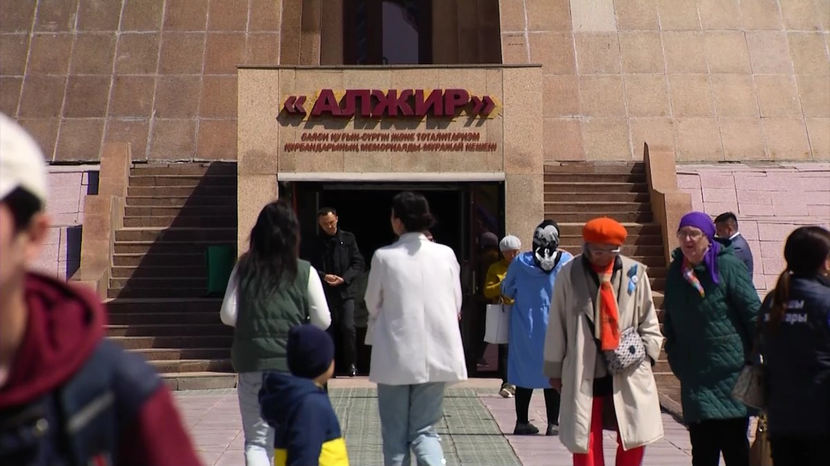 Члены партии «AMANAT» возложили цветы в музейно-мемориальном комплексе «АЛЖИР»