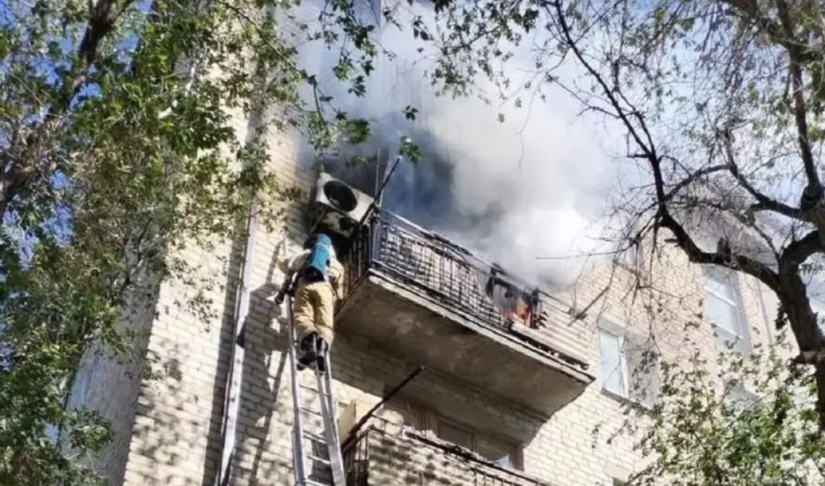 Атырауда полициейлер өрт шыққан үйден 50-ге жуық адамды эвакуациялады