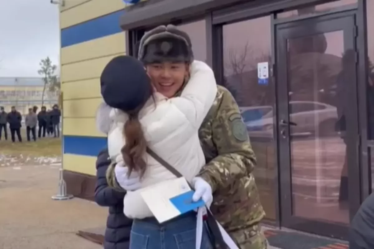"160 күн қалды": Динара Сәтжан әскердегі ұлын көрсетті