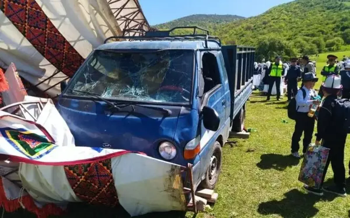 Қырғызстанда жүк көлігі қаққан 19 бала әлі ауруханада жатыр