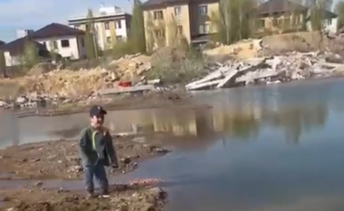 Ребёнок застрял в грязи в Астане