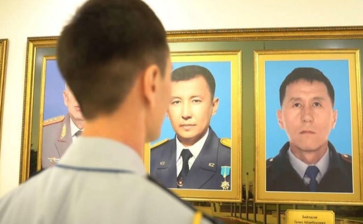 Мұз астына кеткен екі адамды құтқарған полицей марапатталды