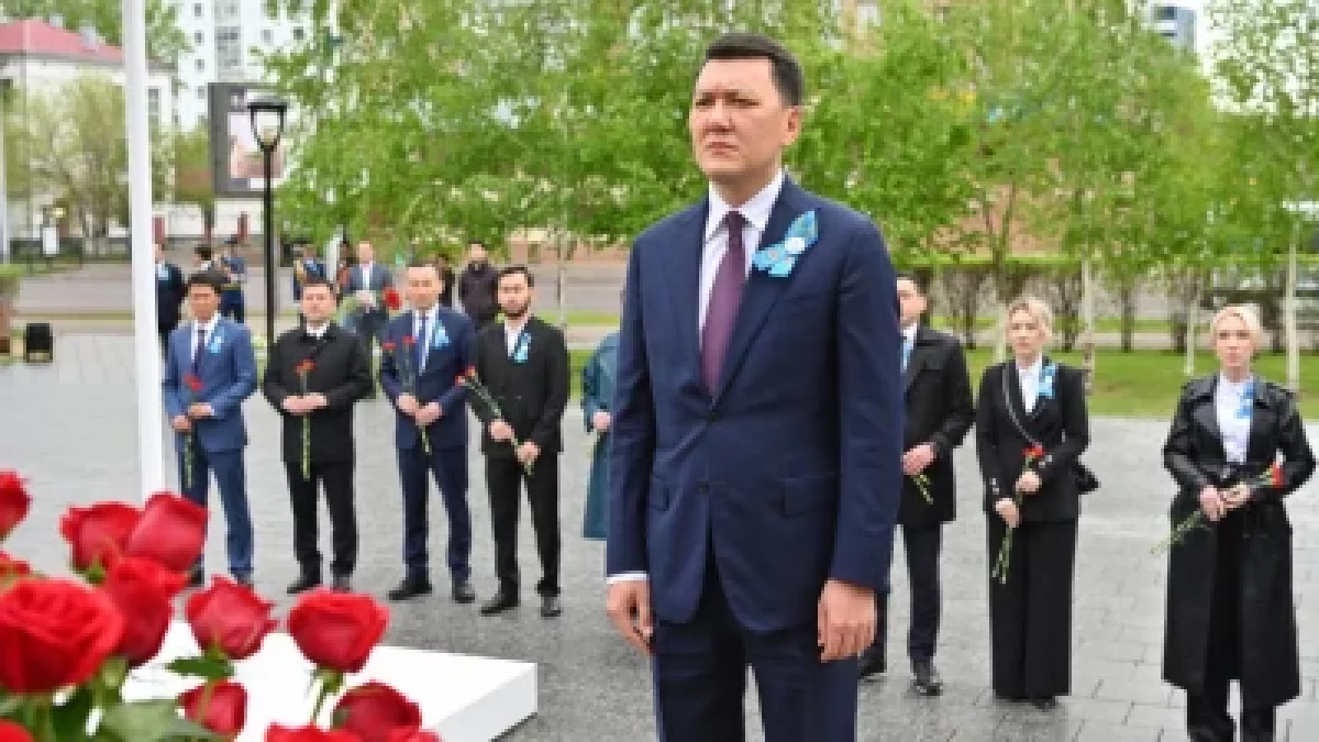Ерлан Қарин Талғат Бигелдиновтің ескерткішіне гүл шоқтарын қойды