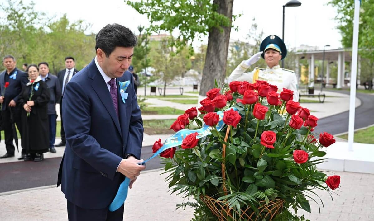 Ерлан Қошанов Мәншүк Мәметованың ескерткішіне гүл шоқтарын қойды