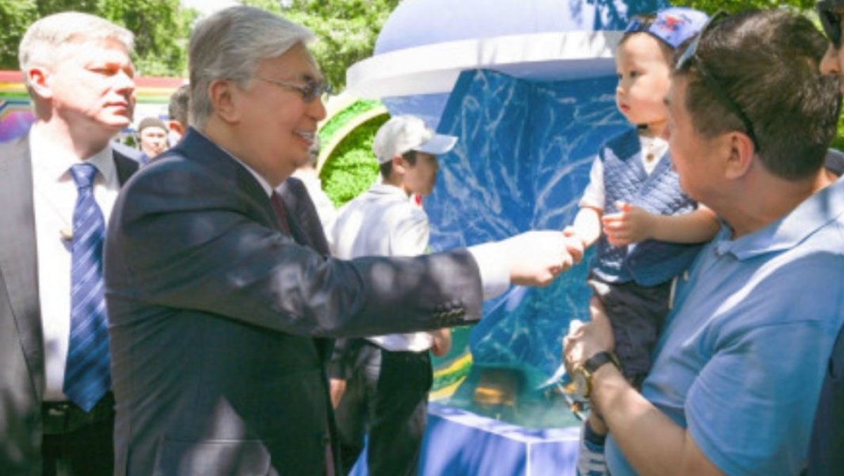 Президент Алматыдағы фестивальде балалармен жүздесті