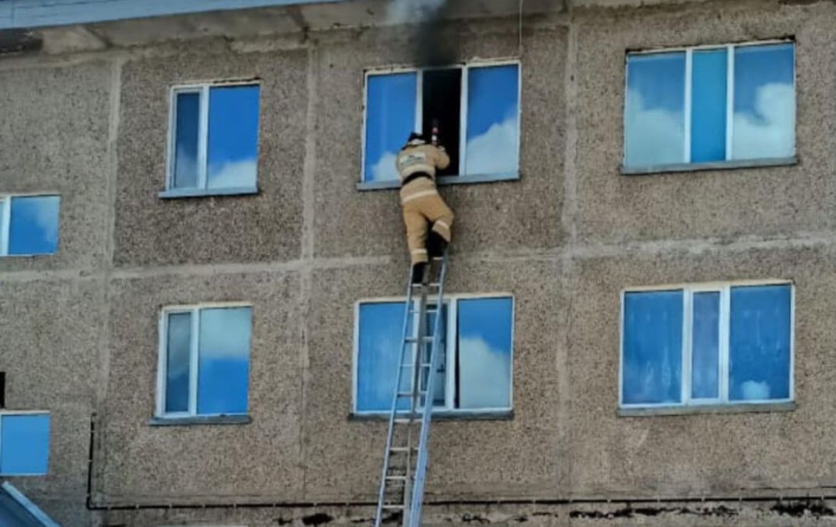 Ақмола облысында өрт болған үйден әйел адам терезе арқылы құтқарылды