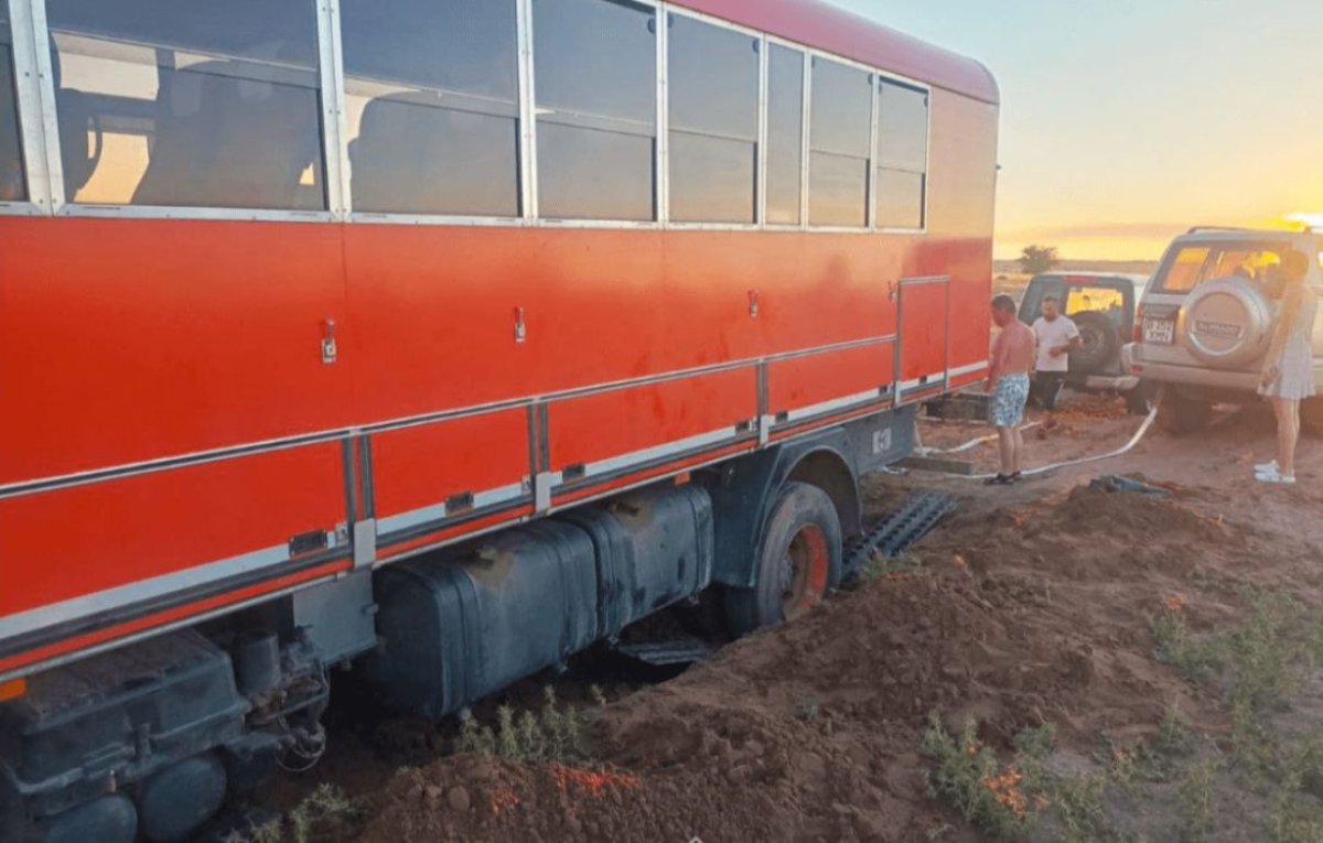 Алматы облысында шетелдік туристер мінген автобус құмнан шығарылды