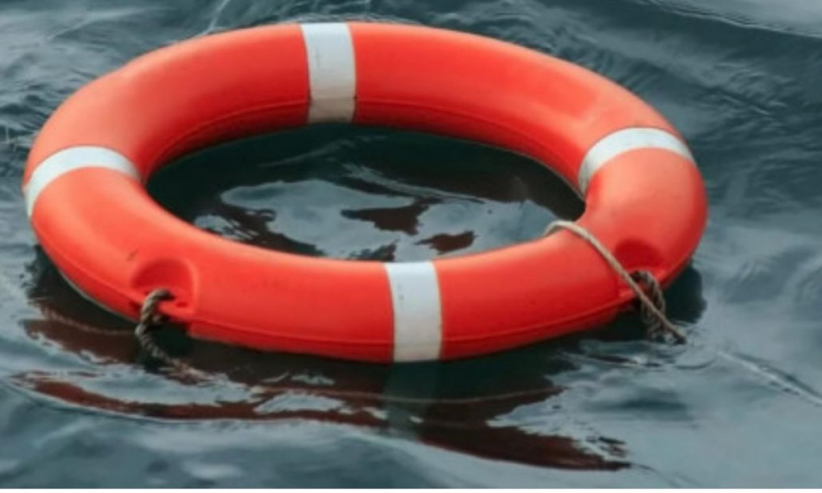 Құтқарушылар теңізге батып кеткен жігітті іздеп жатыр