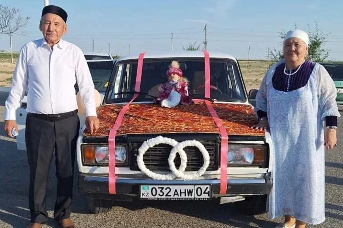 Алтын тойын ерекше атап өткен жаңаөзендік ерлі-зайыпты желі қолданушыларын тәнті етті