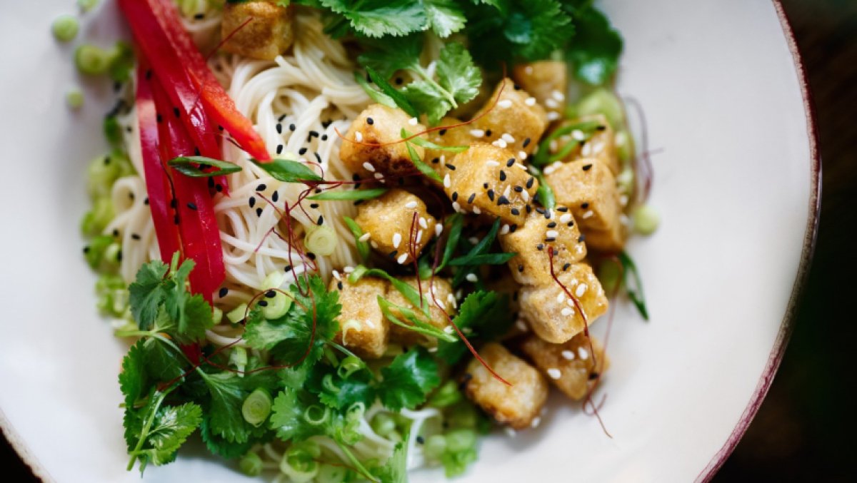 Десятки человек оказались в реанимации после еды из популярного сервиса доставки