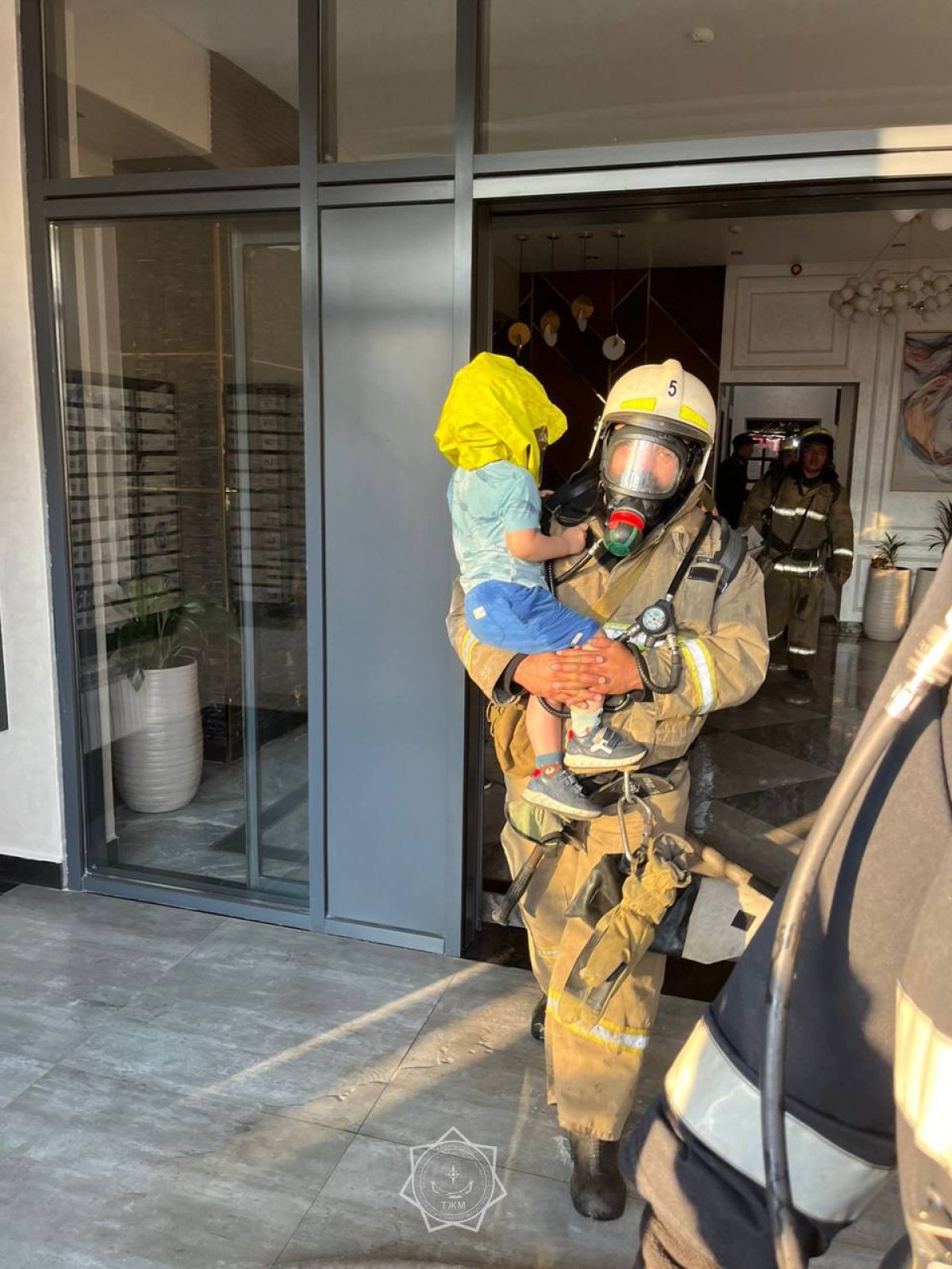 6 человек спасли из пожара в многоэтажке Астаны