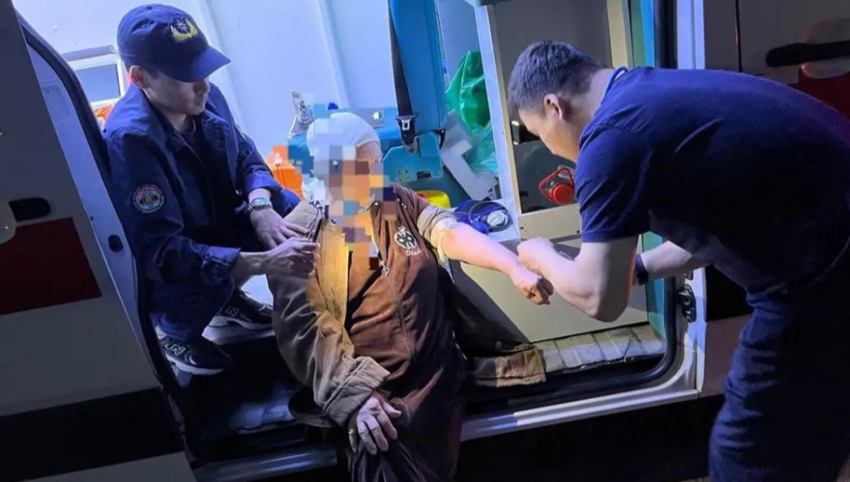 Атырауда өртенген үйден 84 жастағы кейуана мен баласы құтқарылды