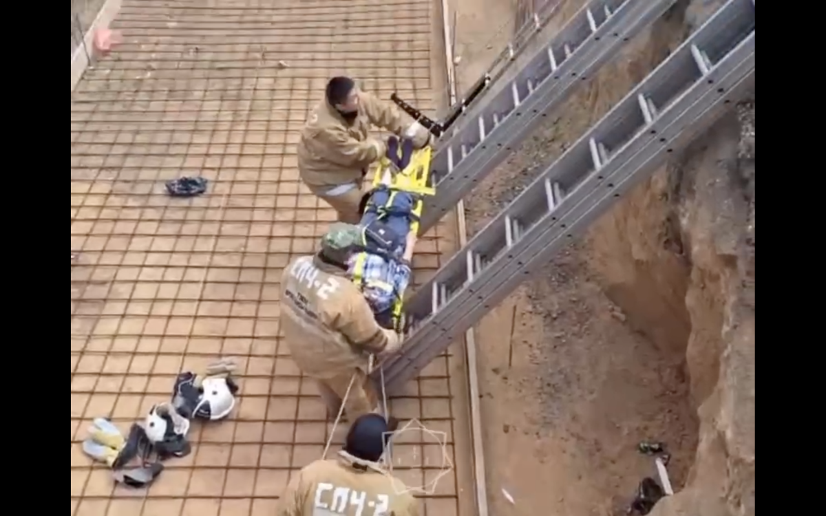 85-летняя бабушка упала в траншею в Рудном