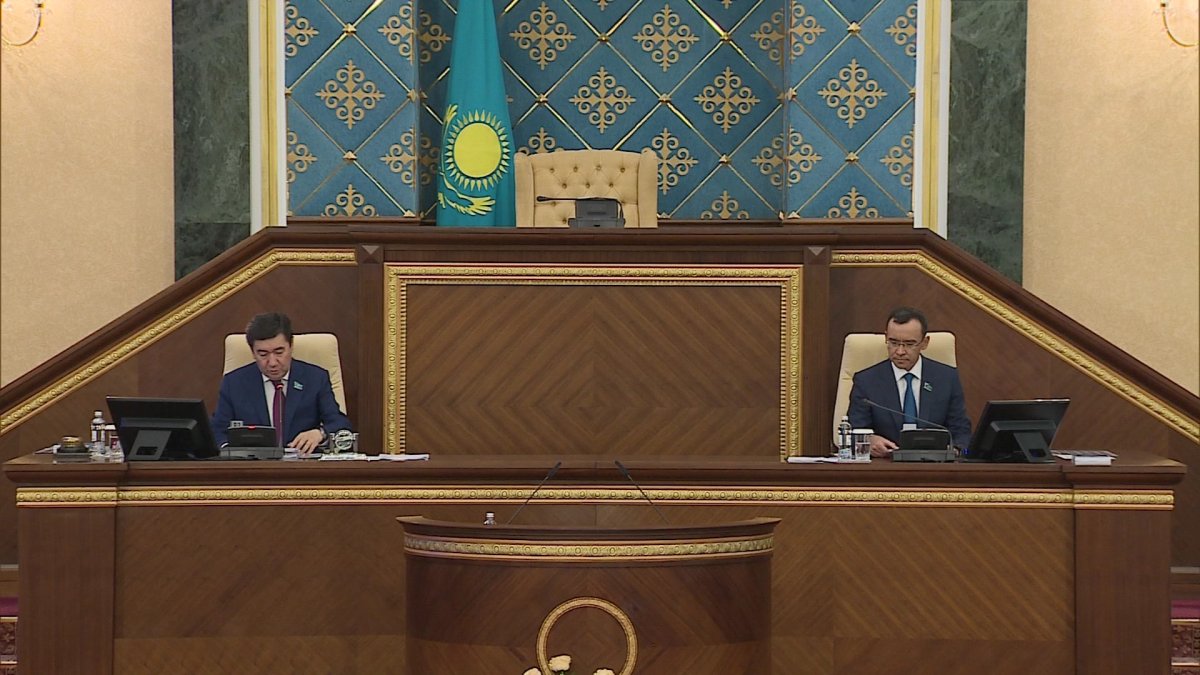 "Бюджет шығынының жартысы Ұлттық қордан және қарызға алынып жатыр", -Ә.Смайылов