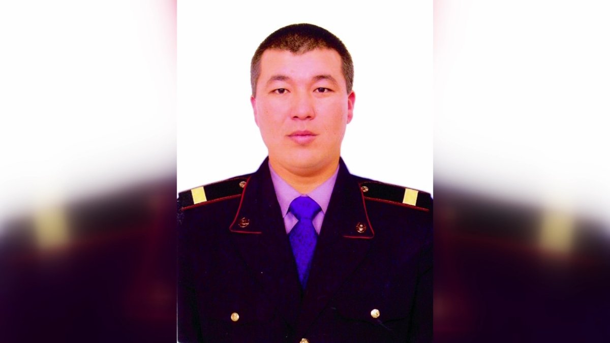 Осыдан 16 жыл бұрын полицейдің арқасында аман қалған балалар өздері үшін жан қиған құтқарушыны еске алды