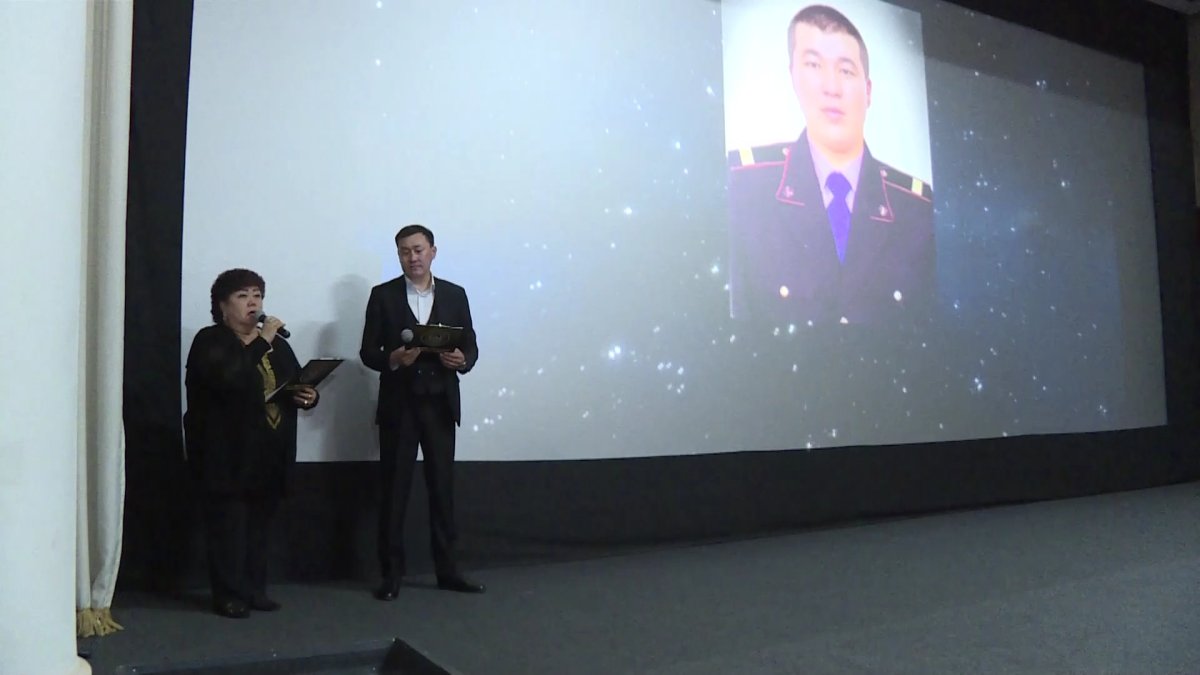 Спас детей ценой своей жизни: в Караганде почтили память погибшего полицейского Кайрата Жумабекова