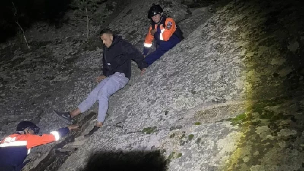 Тауда жарақат алған ер адамға құтқарушылар көмекке келді