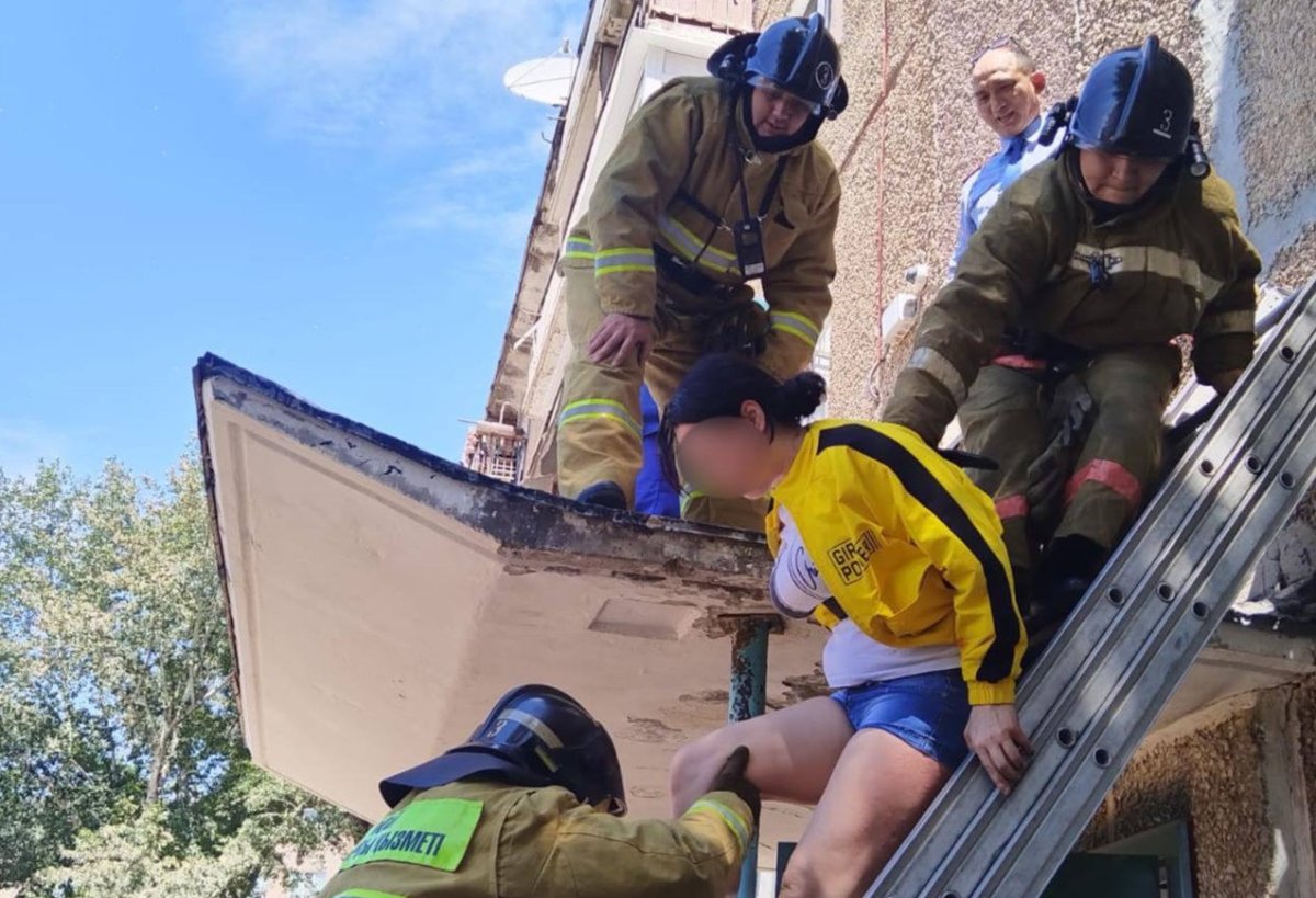 Девушка выпрыгнула из окна и получила травму в Степногорске