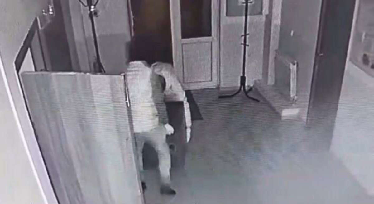 Кража сейфа из кабинета бухгалтера в Акмолинской области попала на видео